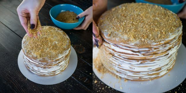 Recept za medeno torto: preostalo torto zmeljemo v drobtine in nanjo potresemo torto.