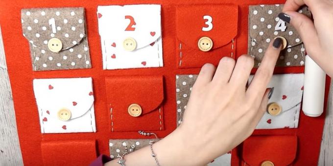 Adventni koledar s svojimi rokami: Lepilo zavihke na žepih in gumbov in številk