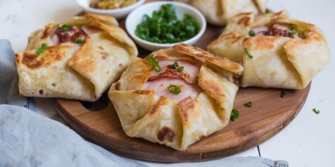 Quesadilla s sirom, šunko in umešanimi jajci