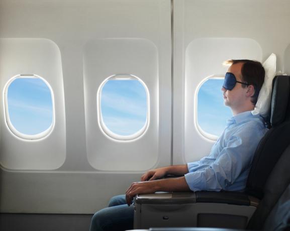 Portret človeka sproščujoče na letalu
