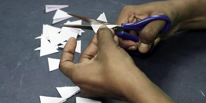 Rojstni dan kartica z lastnimi rokami: Cut trikotniki iz belega papirja