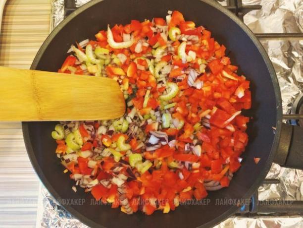 Sloppy Joe Burger Recept: Pošljite sesekljano zeleno, čebulo in papriko na kuhanje