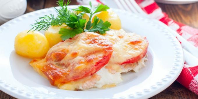 Roza losos v pečici s paradižnikom in sirom: preprost recept