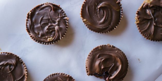 Temna čokolada: košare čokolade z mandljevo pasto