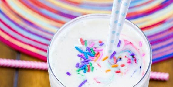 Milkshake z barvnimi tablete
