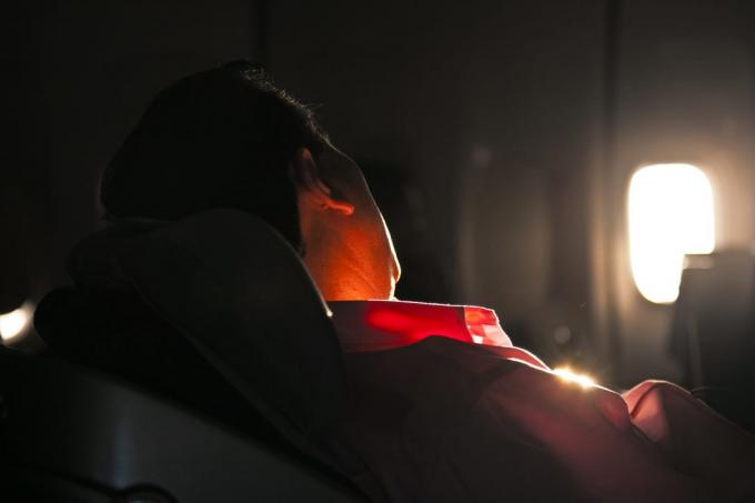 Moški spanje v sedežu zrakoplova v vzhodom