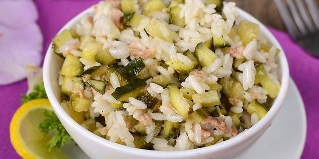 Solata z rižem, tuna in kisle kumare