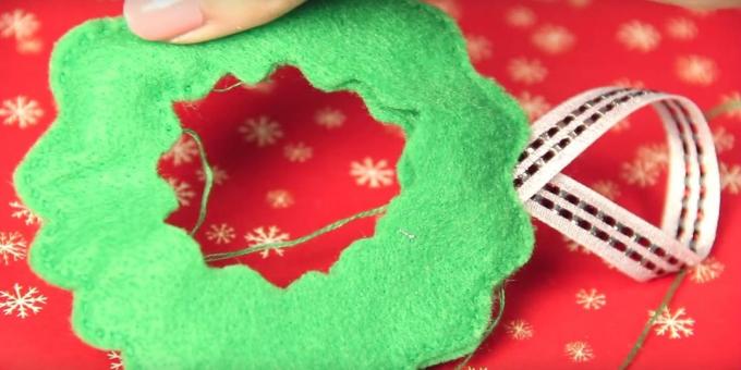 Božič igrače z lastnimi rokami: šivajo robove in dodajte zanko