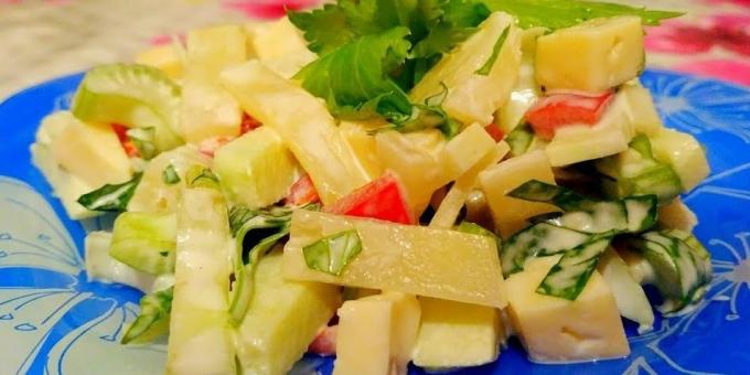 Kako pripraviti solato z ananas, zelena, jabolka, sir in poper