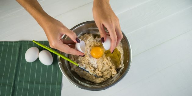 Pita iz hrušk in orehov: dodajte jogurt, maslo in jajca