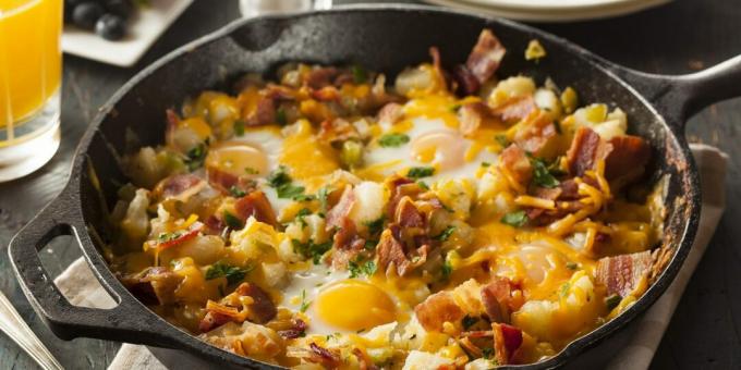 Umešana jajca s slanino, krompirjem in sirom