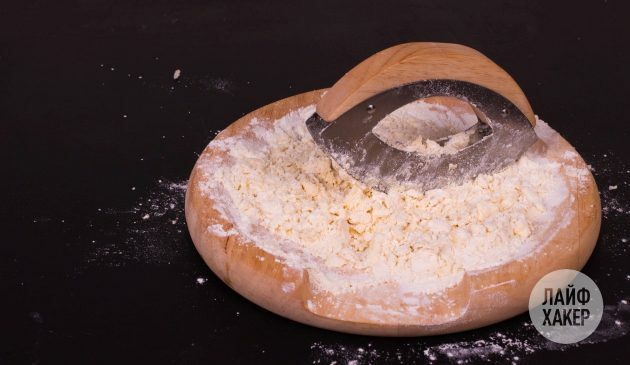 Sirni krekerji: maslo in moko pretvorite v drobtine